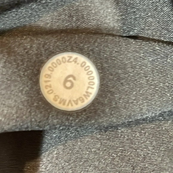 Lululemon On The Fly Crop Woven 23" in black size 6 - Picture 3 of 6